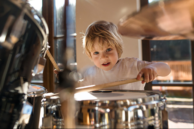 ドラムを叩く子供